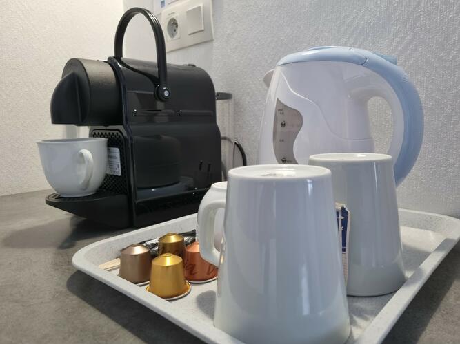 Machine à café avec capsules en plus de votre plateau de courtoisie